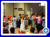 永福町駅前広場で洗足学園音楽大学の皆さんの演奏に合わせてフラダンスを披露