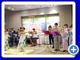 永福町駅前広場で洗足学園音楽大学の皆さんの演奏に合わせてフラダンスを披露