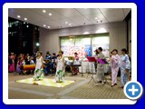 永福町駅前広場で洗足学園音楽大学の皆さんの演奏に合わせてフラダンスを披露